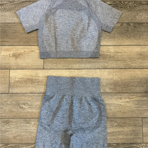 NWT Women Seamless Light Gray Gym Yoga Workout Cycling Shorts Crop Top Set M - Picture 2 of 3